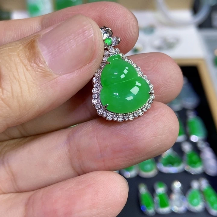 翡翠18K金镶嵌颈饰