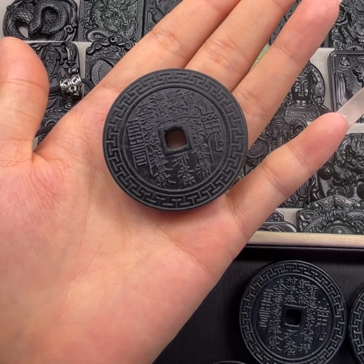 沈***外蛇纹石玉未镶嵌颈饰