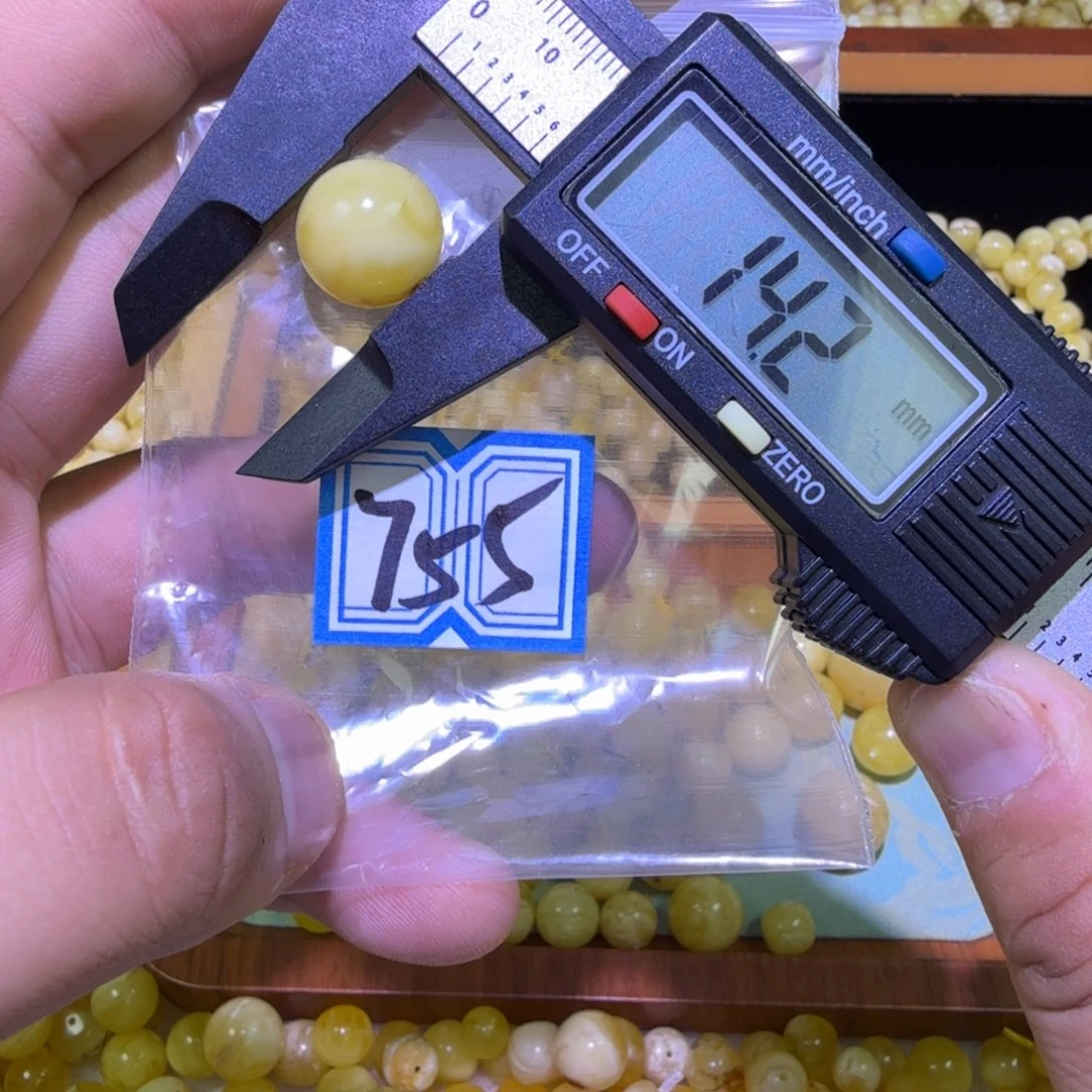 蜜蜡未镶嵌珠宝奇石