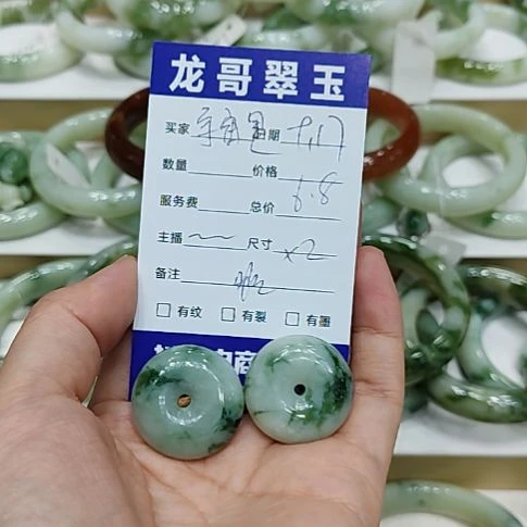 宇***埃未镶嵌透闪石-蛇纹石玉颈饰