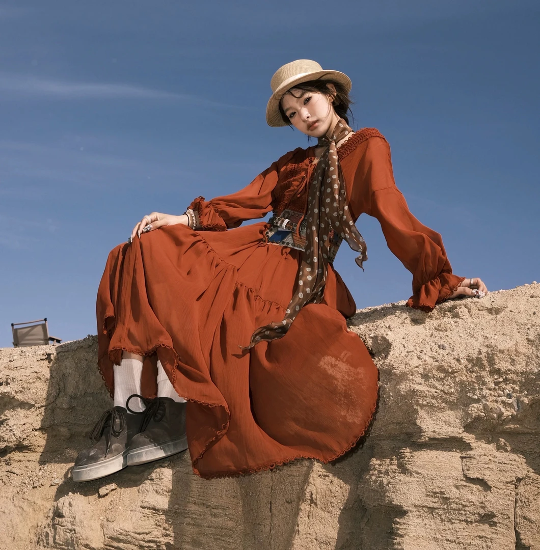 大西北草原沙漠复古V领收腰蕾丝花边连衣裙长袖橘红色出片裙