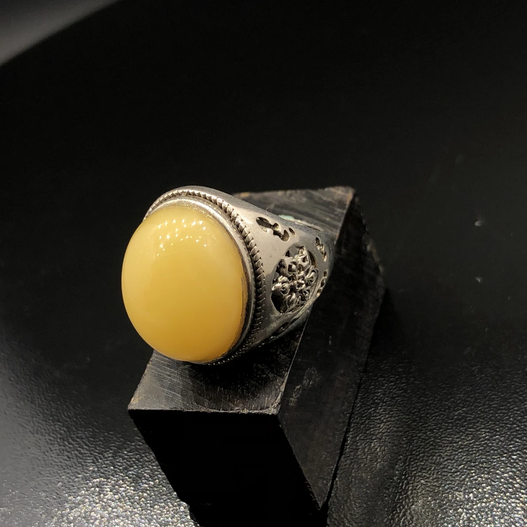 原生态鸡油黄蜜蜡戒指。