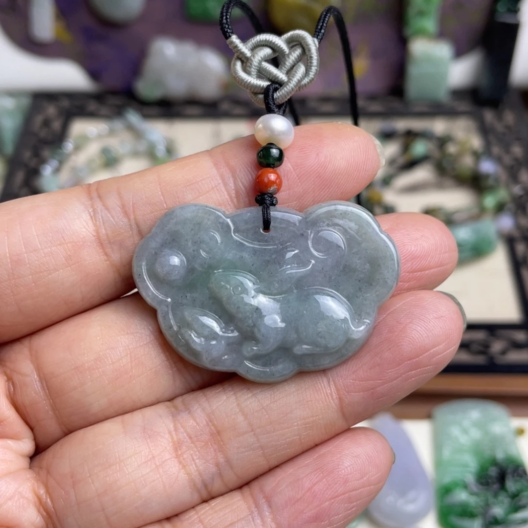 翡翠未镶嵌挂件特价乌鸡兔子锁牌