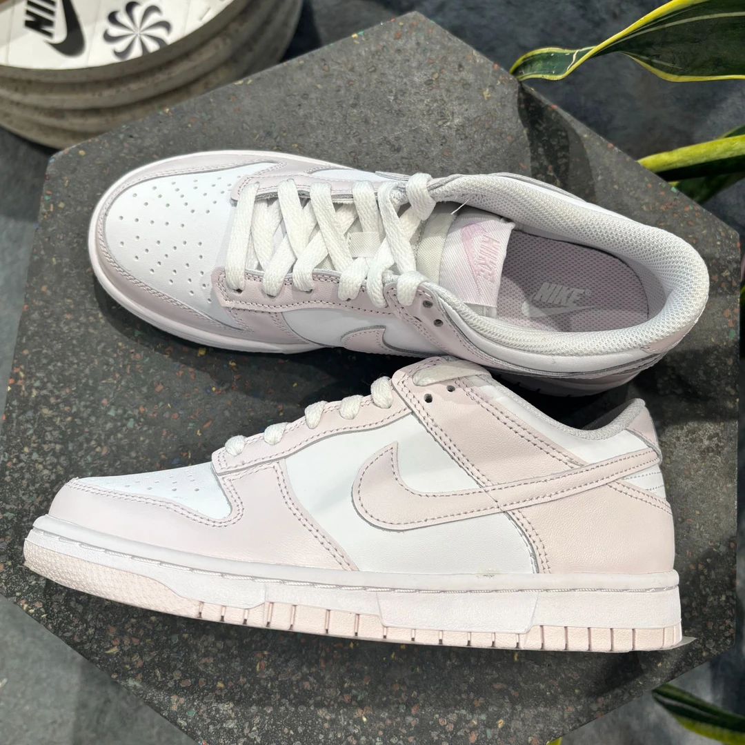 NIKE/耐克正品女鞋DUNK(GS) 樱花粉流光风潮流休闲板鞋FB9109-128
