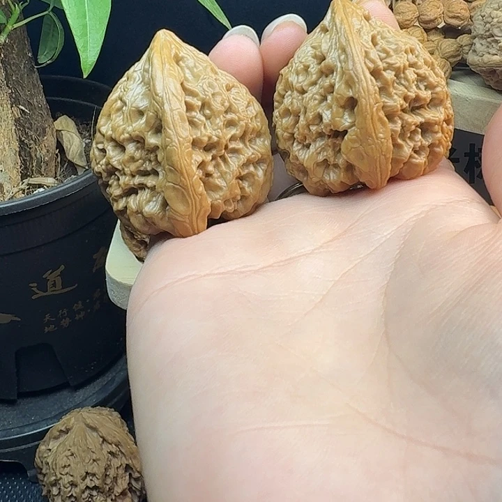 文玩核桃吊坠粗棱子三角