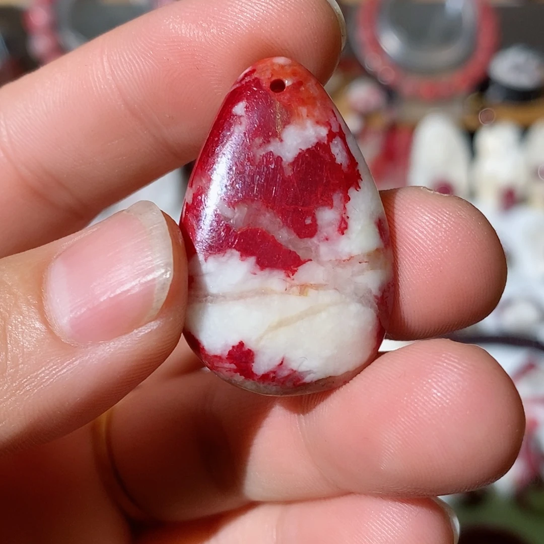 天然辰砂原石晶体吊坠