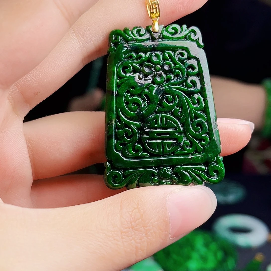 颈饰18K金镶嵌翡翠多样性