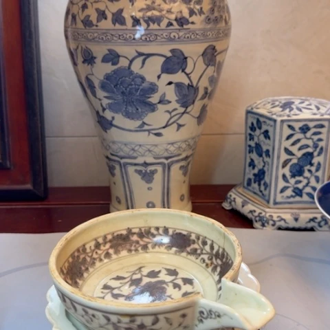 盘K****6釉里红缠枝牡丹图案