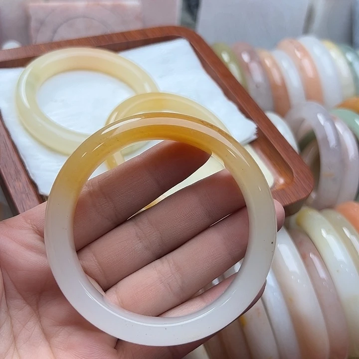 石英质玉手镯未镶嵌