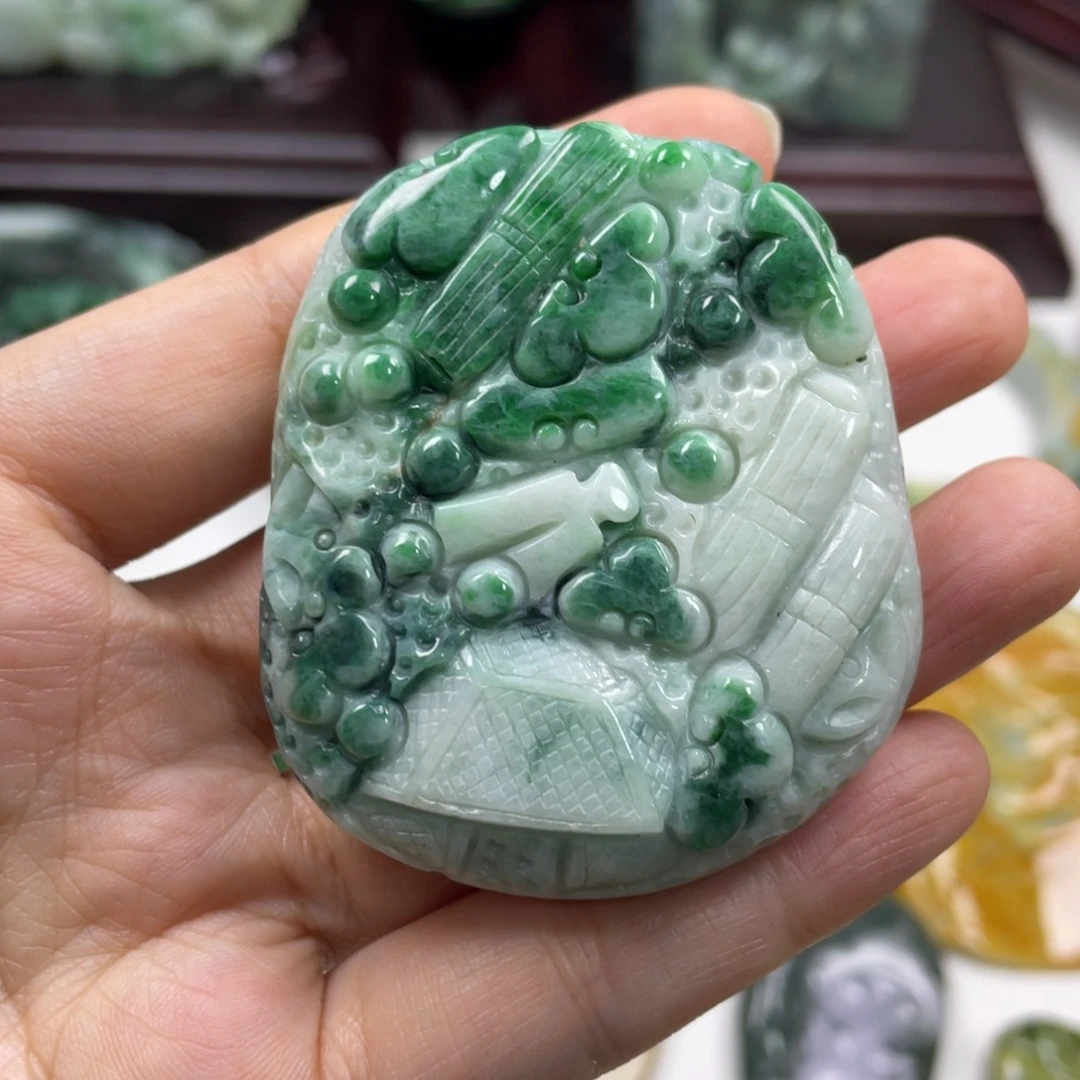 雅***道翡翠未镶嵌颈饰牌子