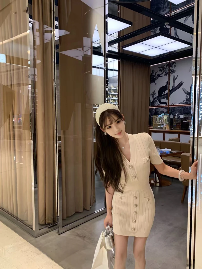 DS【白BAL野玫瑰】姐姐系Z爱！自带矜贵感曼妙身材定制金属扣连衣裙