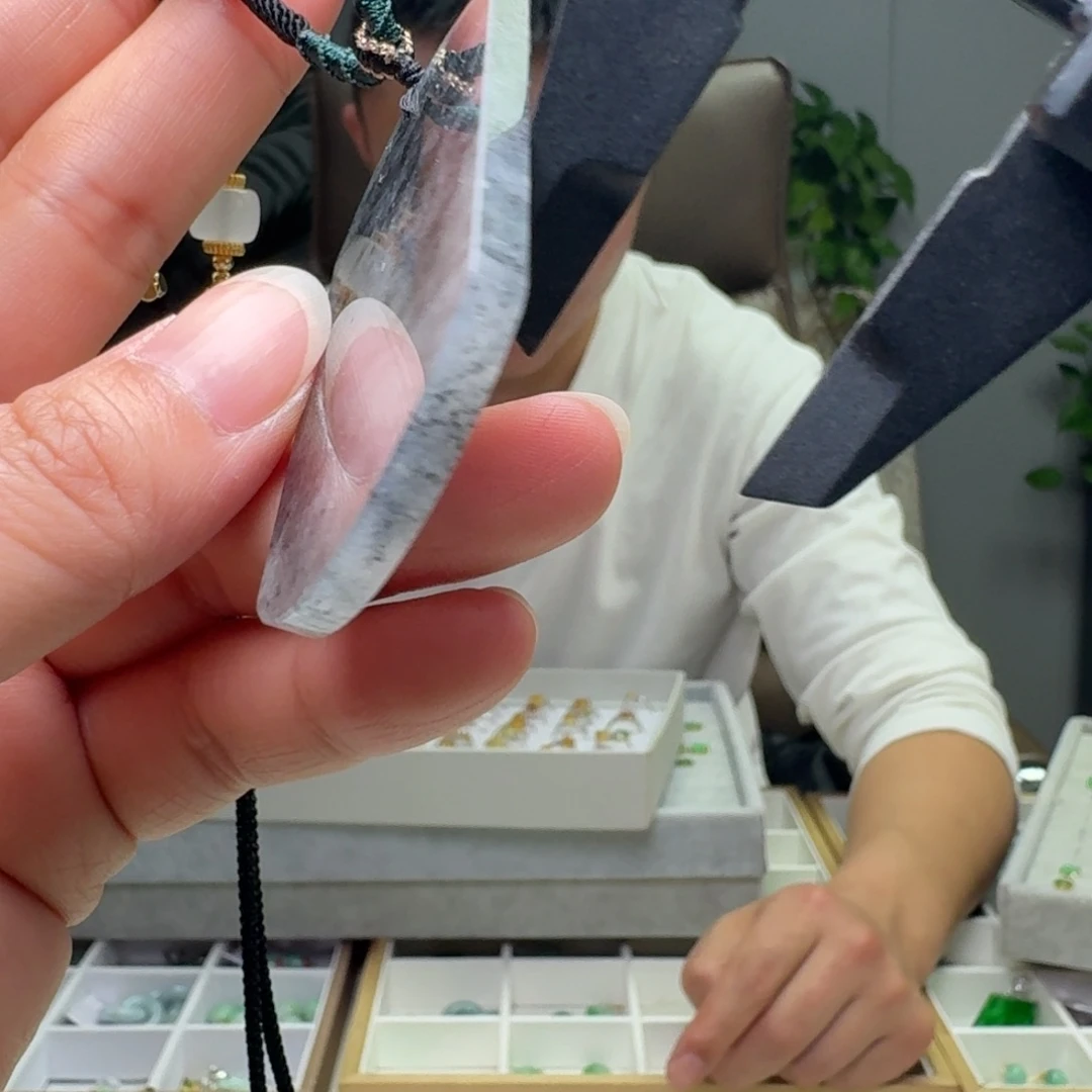 翡翠未镶嵌吊坠(赠链)天然