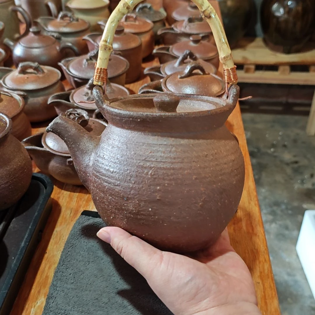 粗陶提梁壶粗陶提梁壶