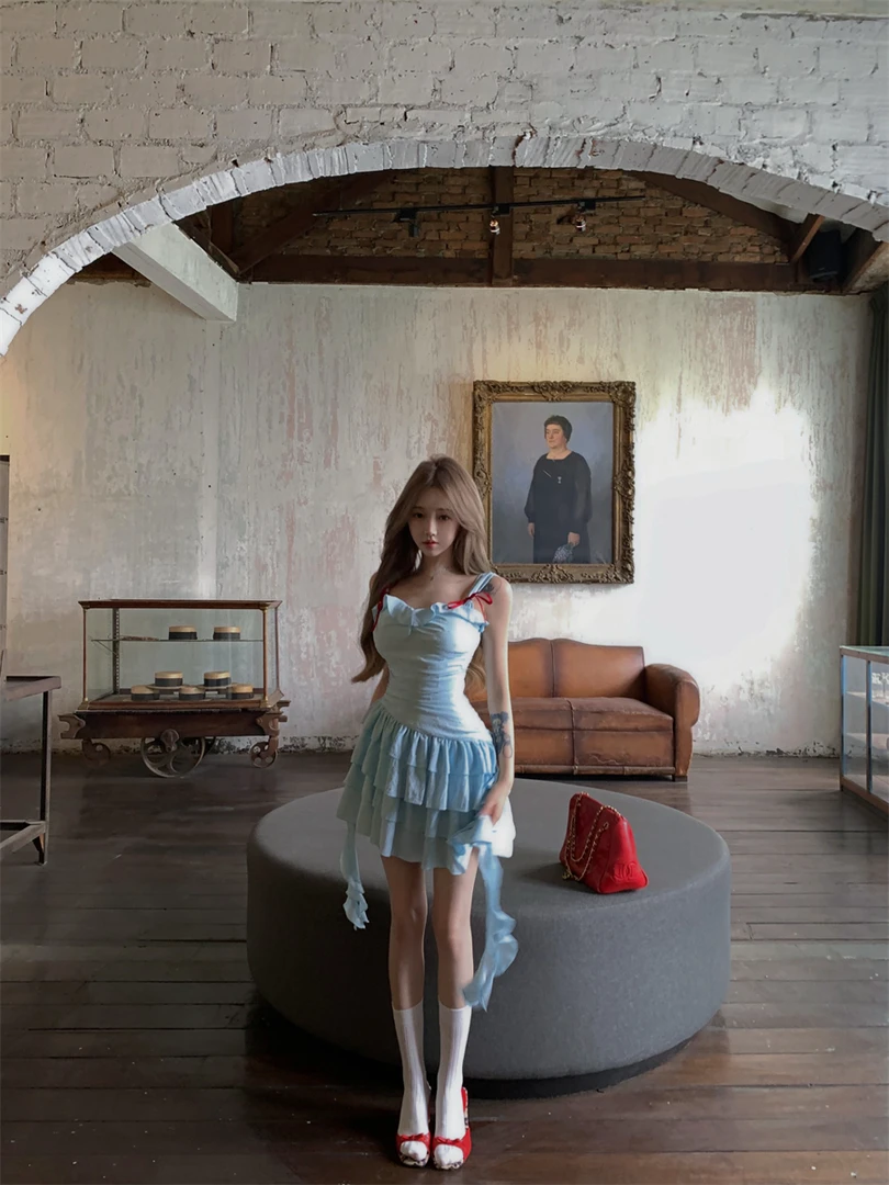 法式甜美不规则吊带连衣裙女春季甜辣妹荷叶边收腰海边度假短裙子