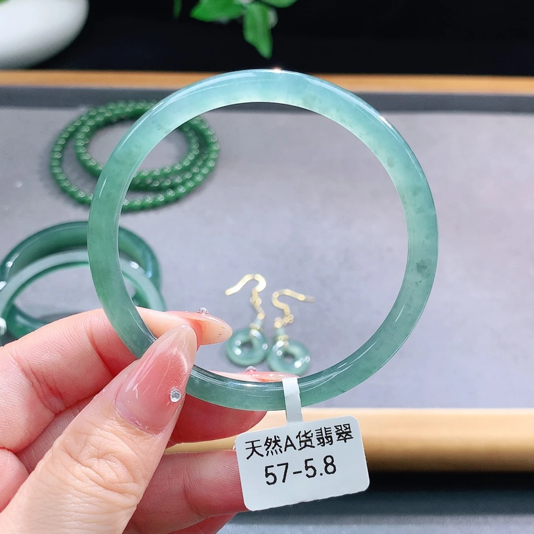 未镶嵌手镯（圆镯）翡翠