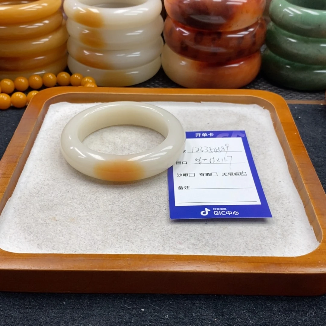 1***9石英岩玉未镶嵌手镯（圆镯）