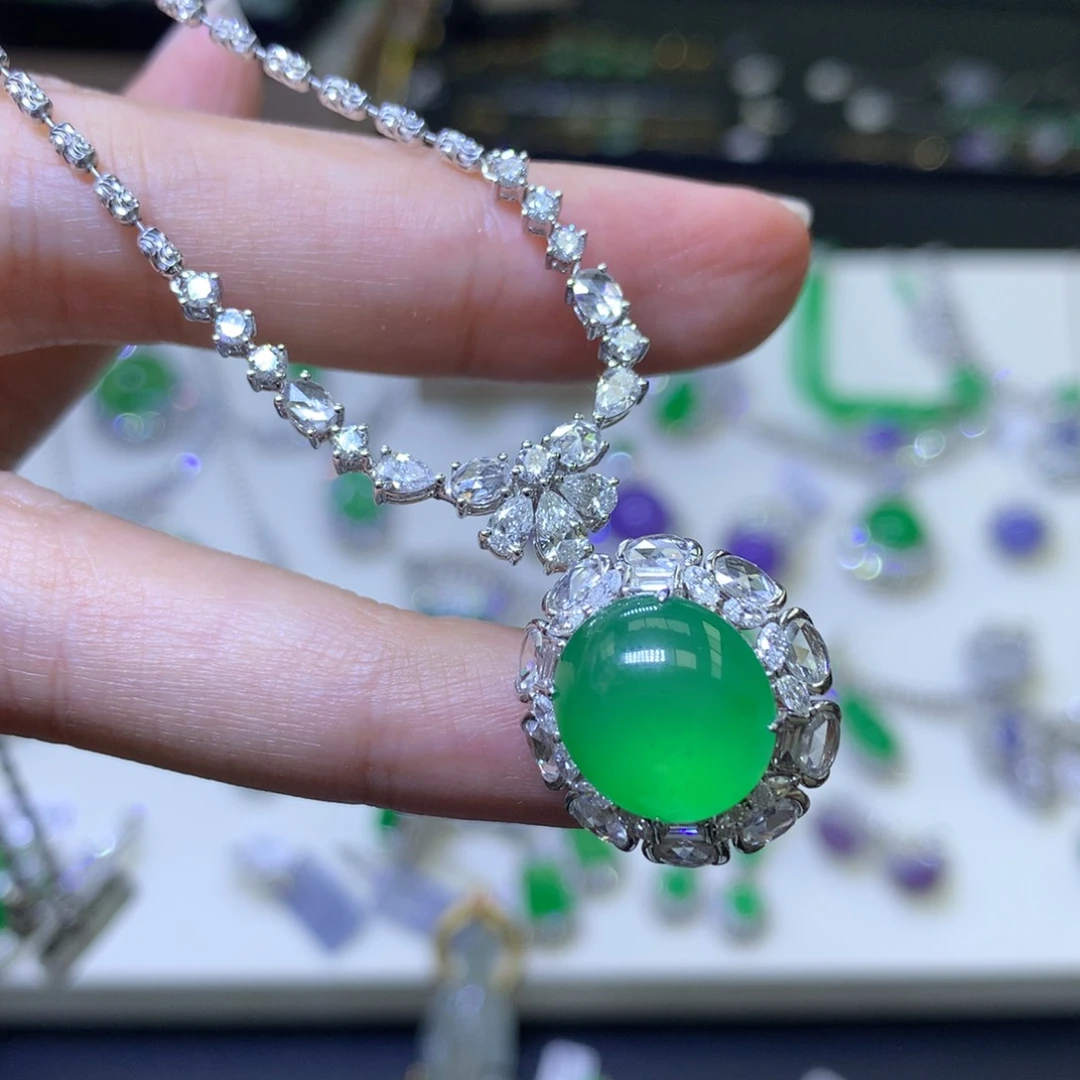 颈饰18K金镶嵌翡翠