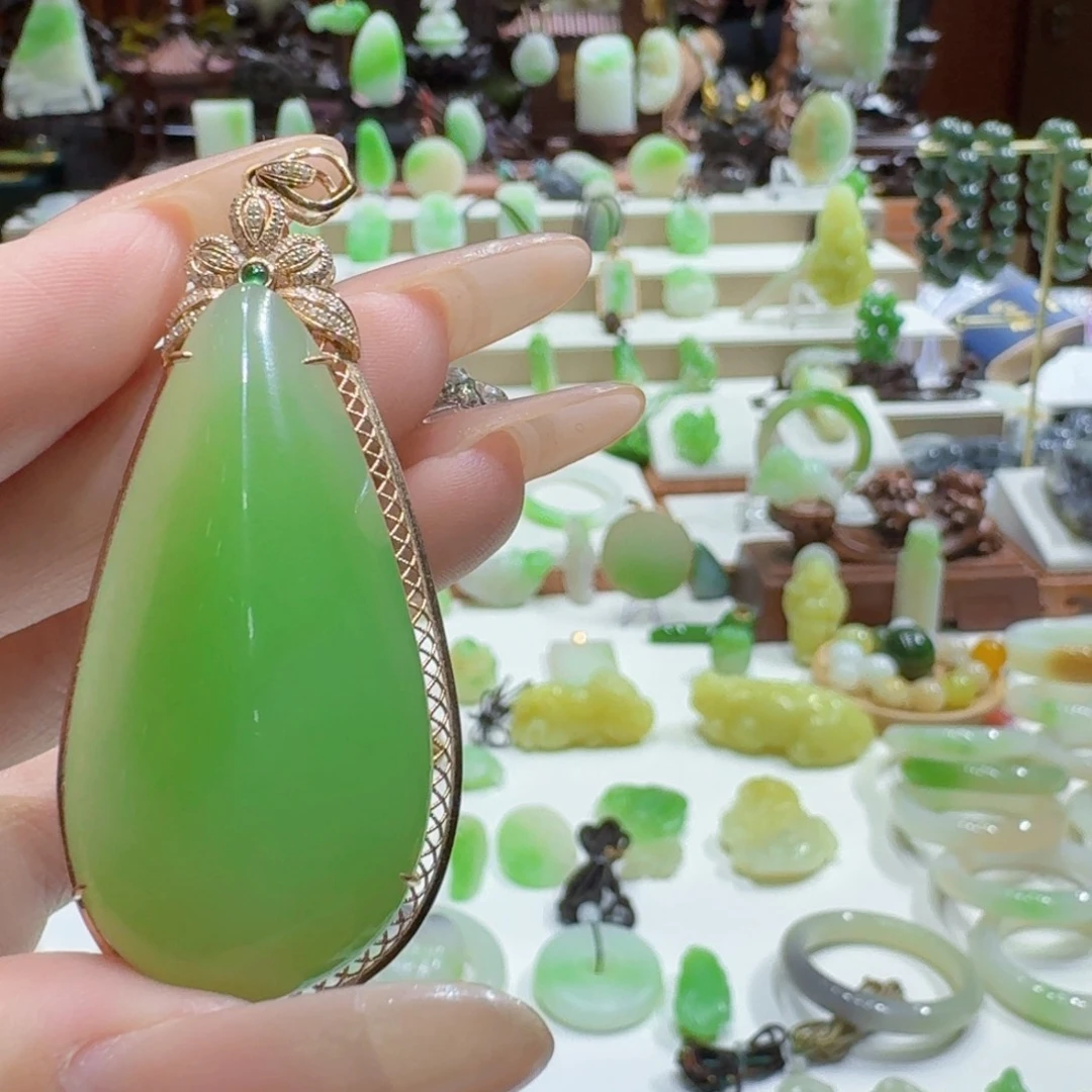 和田玉（翠青玉）18K金镶嵌挂件翠青水滴