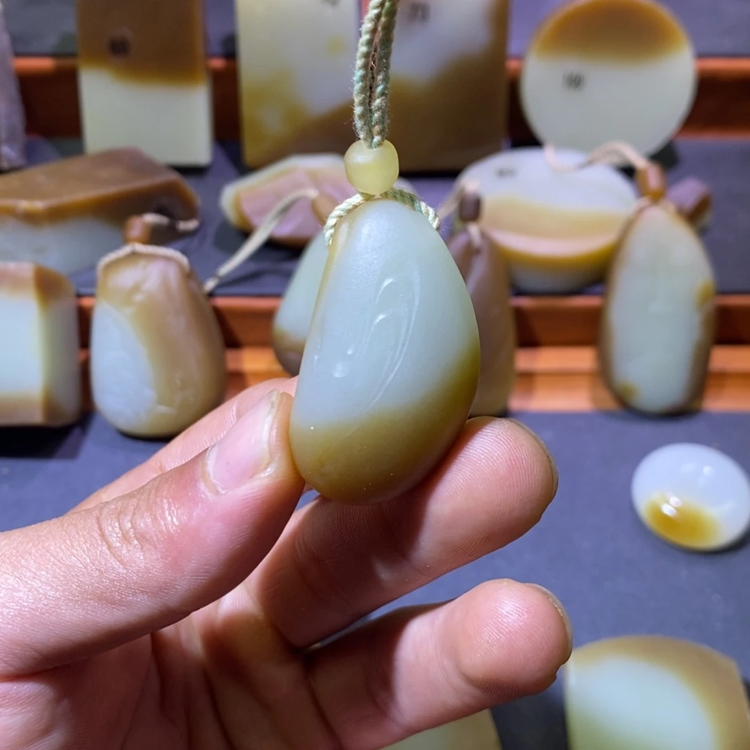 和田玉（糖玉）未镶嵌颈饰