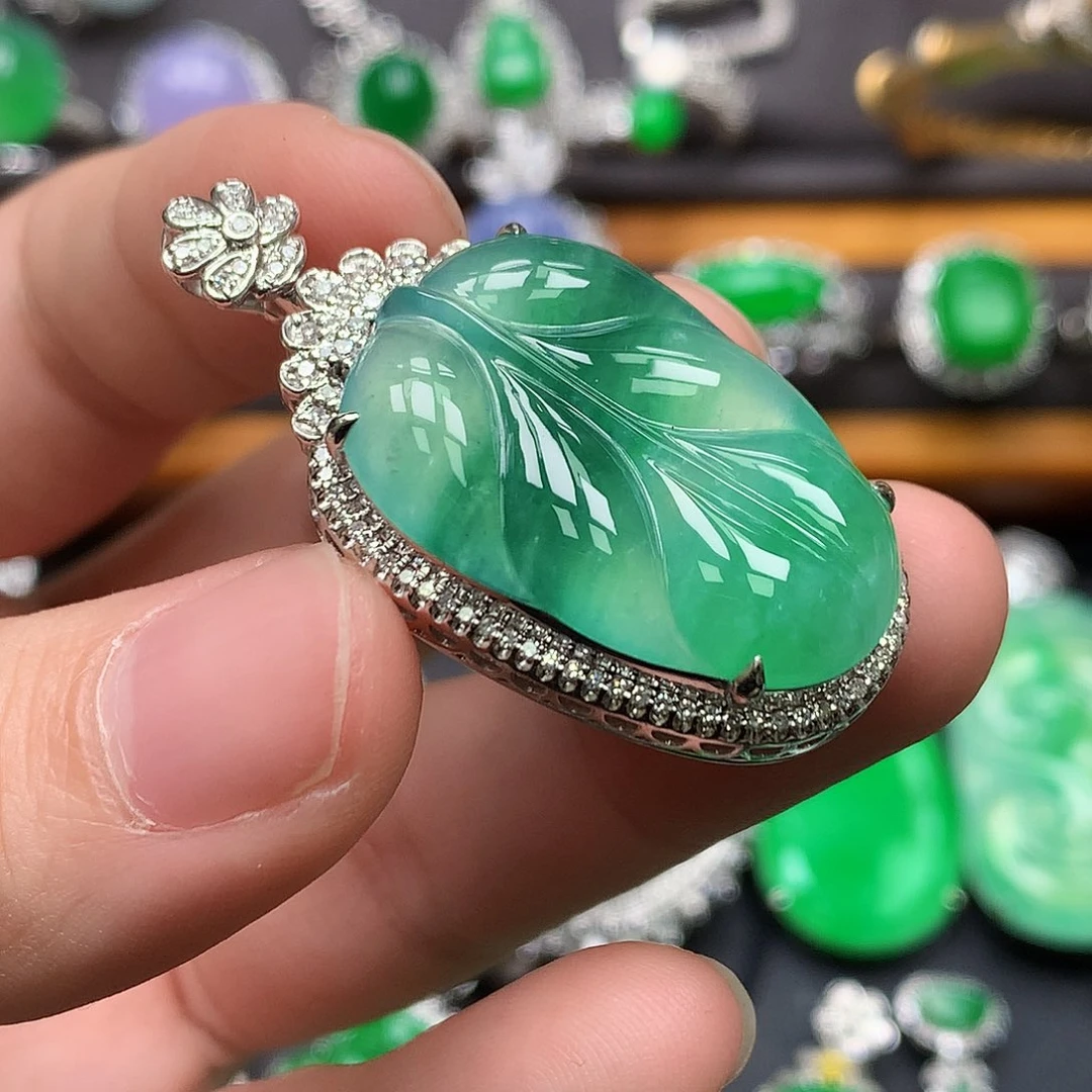 翡翠18K金镶嵌颈饰