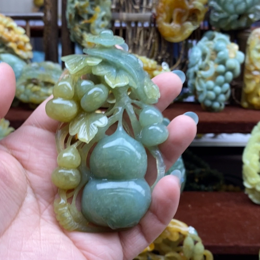 蛇纹石玉颈饰未镶嵌心*