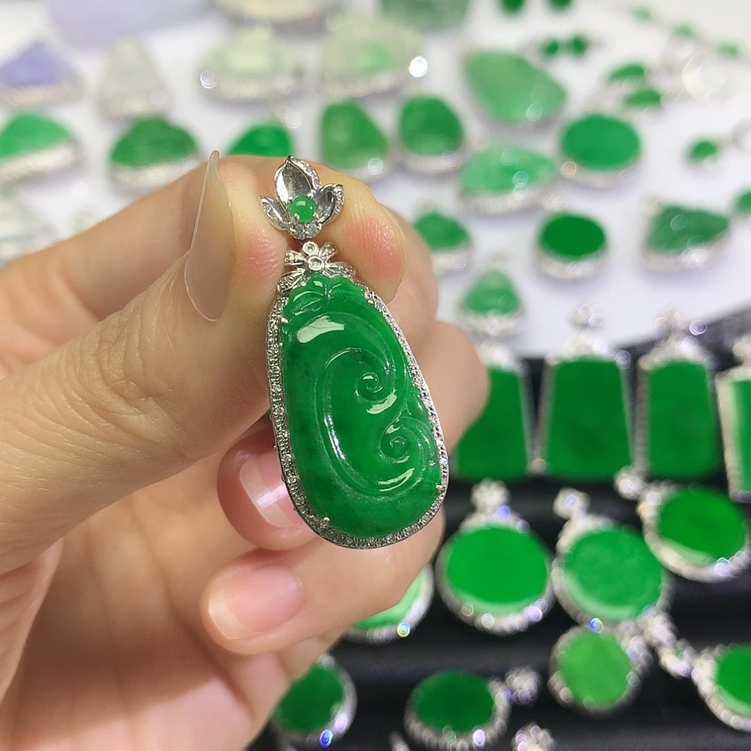 翡翠18K金镶嵌颈饰吊坠