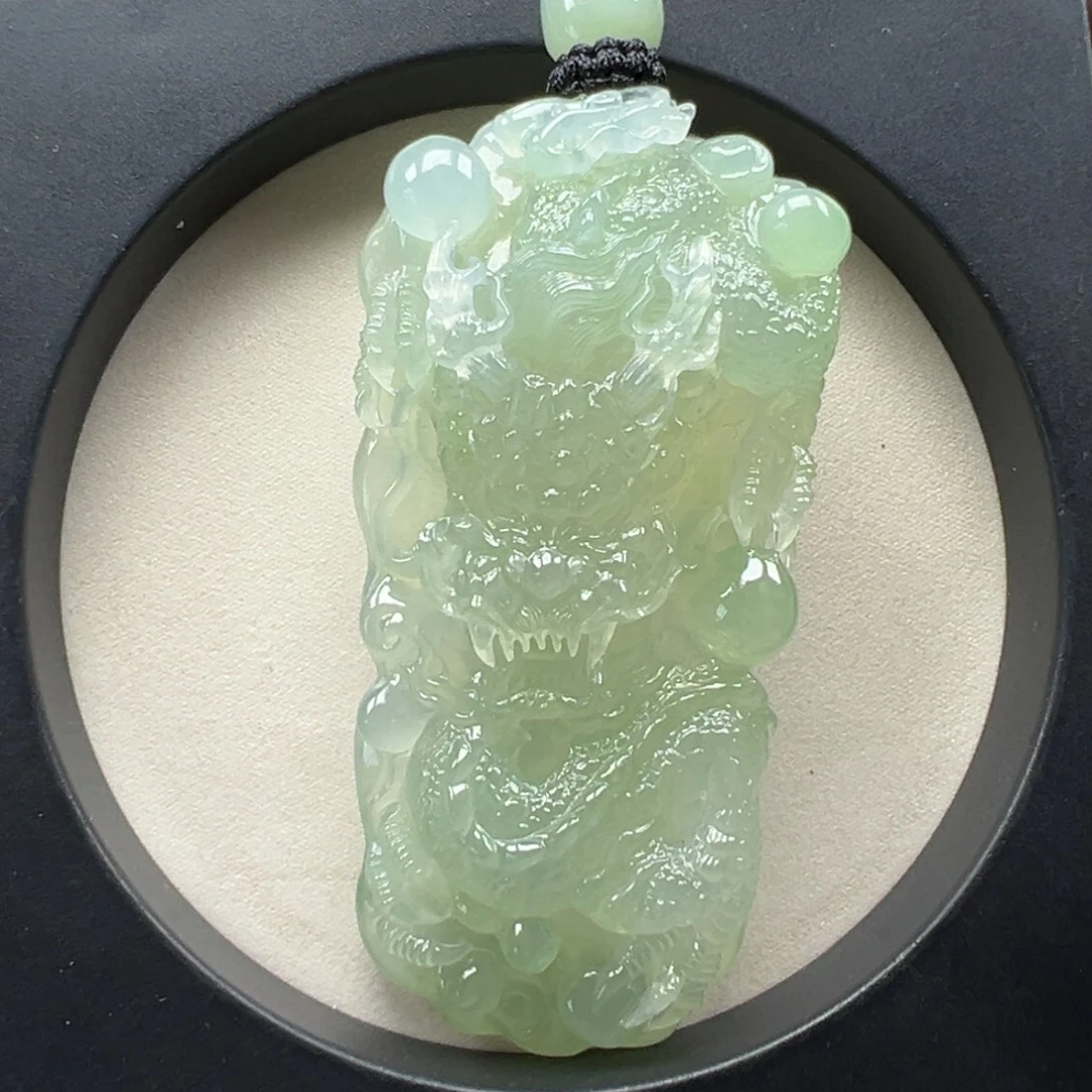 翡翠未镶嵌颈饰龙