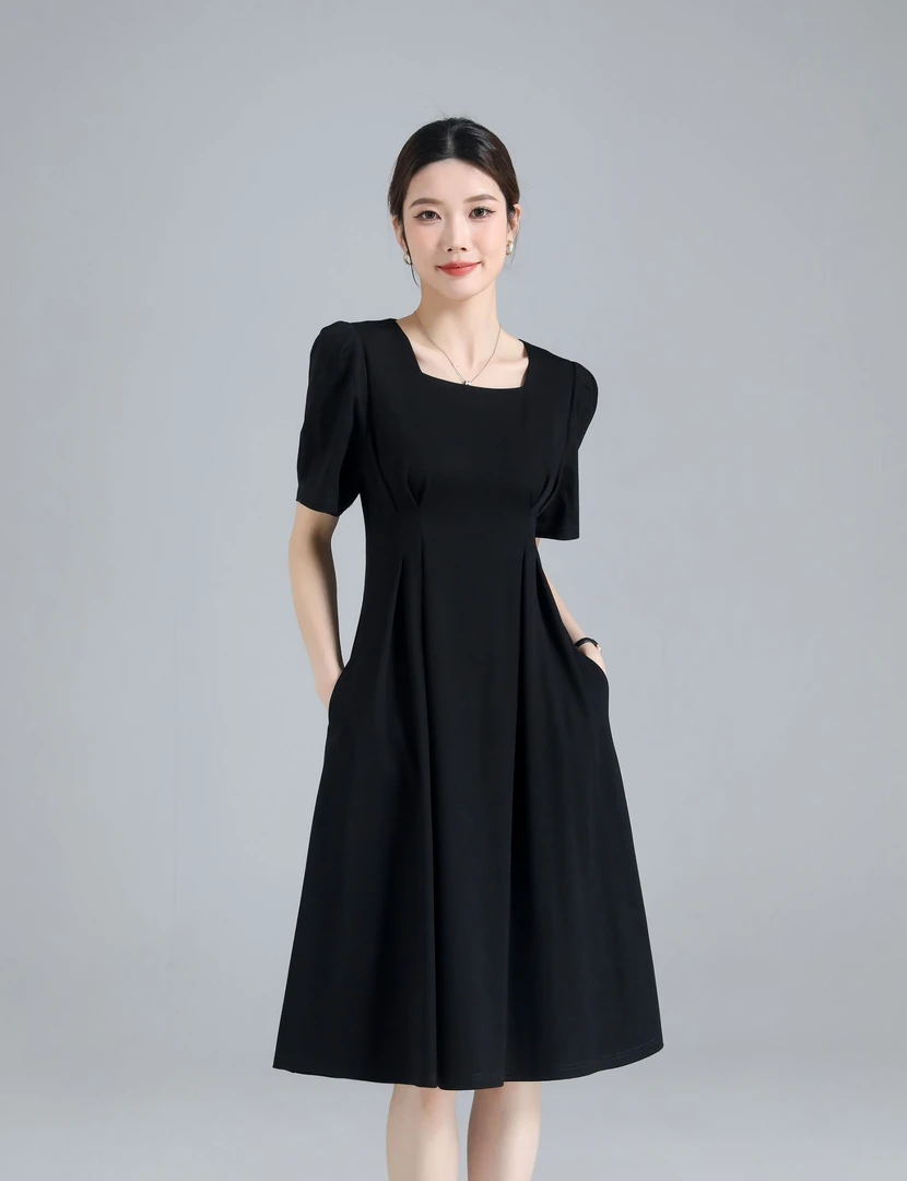 2025夏季方领赫本风时尚法式休闲连衣裙收腰显瘦修身优雅黑裙HYQ