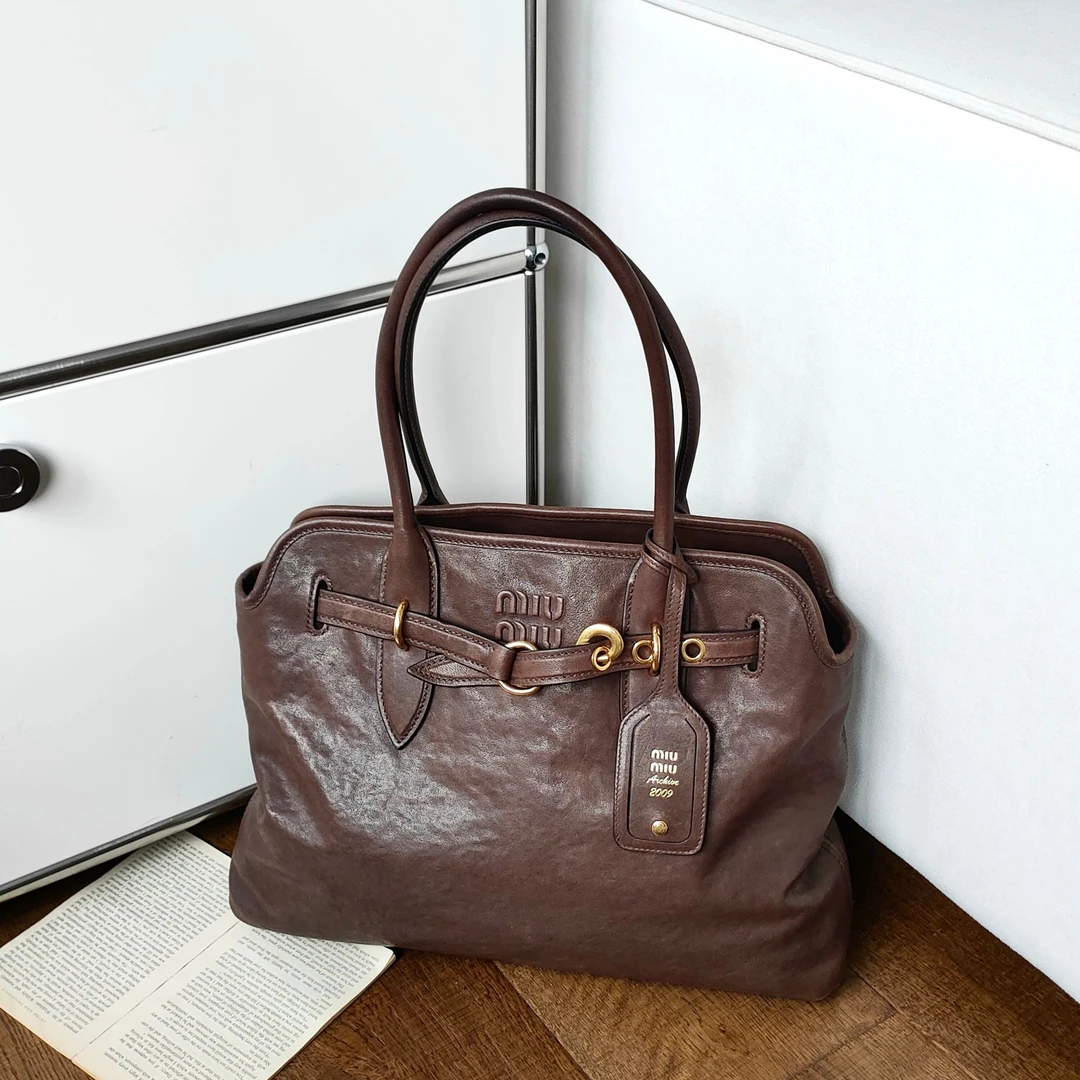 95新 MIU MIU/缪缪 石楠木做旧羊皮aventure大号贝壳托特包 50071