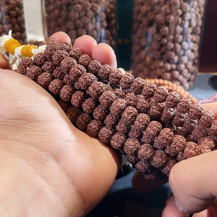 金刚菩提吊坠平细手持肉满色好全品。