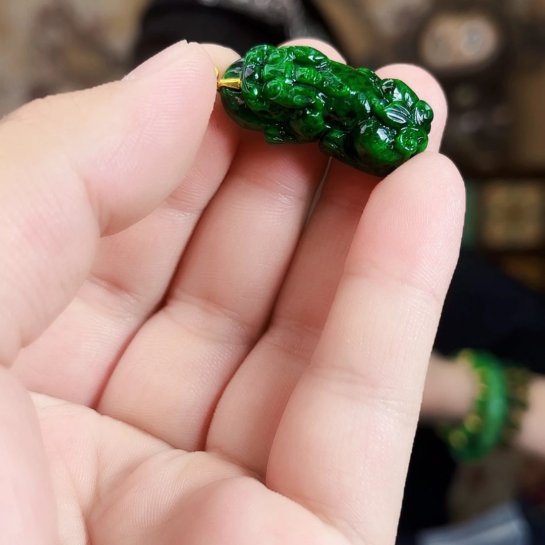 翡翠18K金镶嵌颈饰吊坠