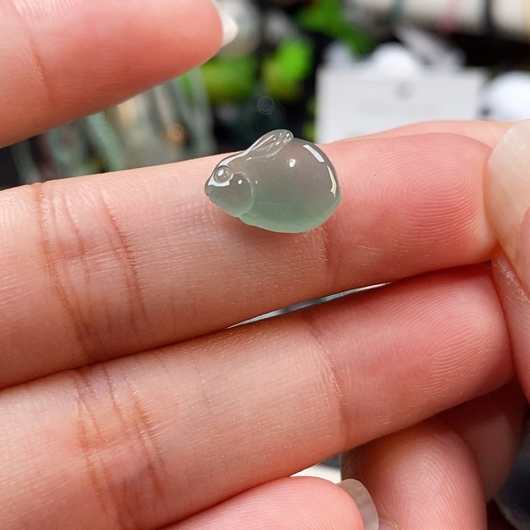 翡翠未镶嵌颈饰兔子