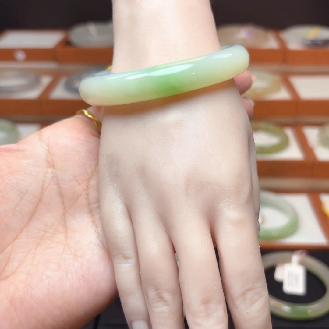 和田玉手镯未镶嵌小****?57