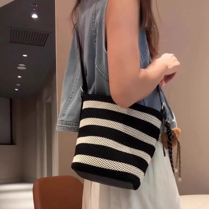 黑白条纹小号包包2025新款超火编织水桶包大容量单肩斜挎手提包包