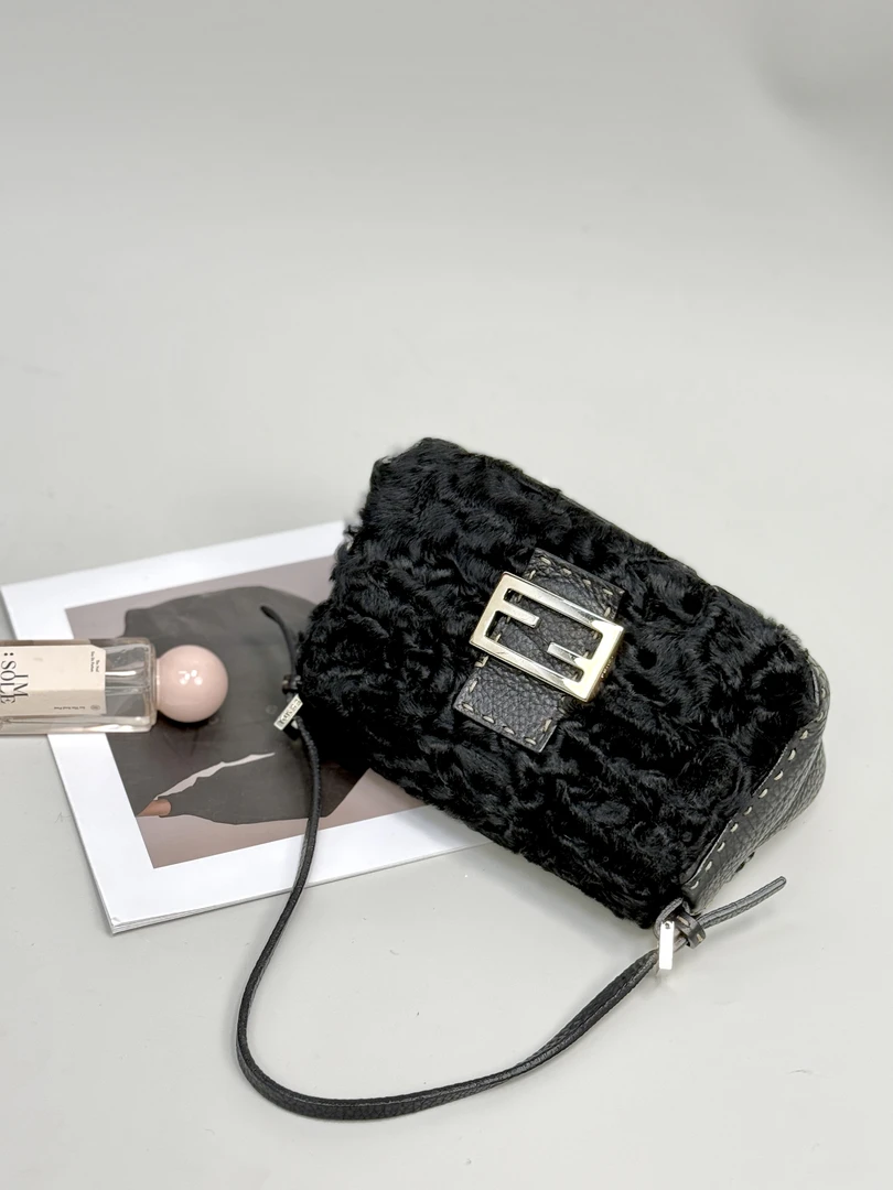 95新 FENDI/芬迪 夏七中古/斯瓦卡拉外缝线小胖丁/单肩包