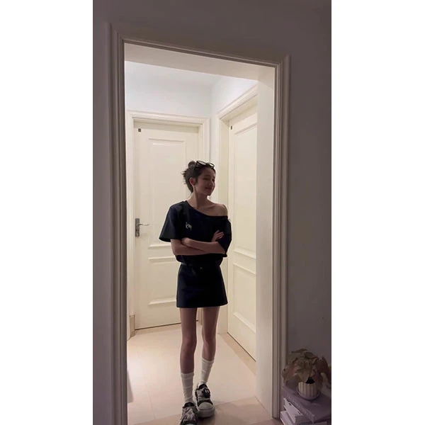 2025韩系新款短袖连衣裙女通勤气质开叉学院风韩系休闲运动裙子