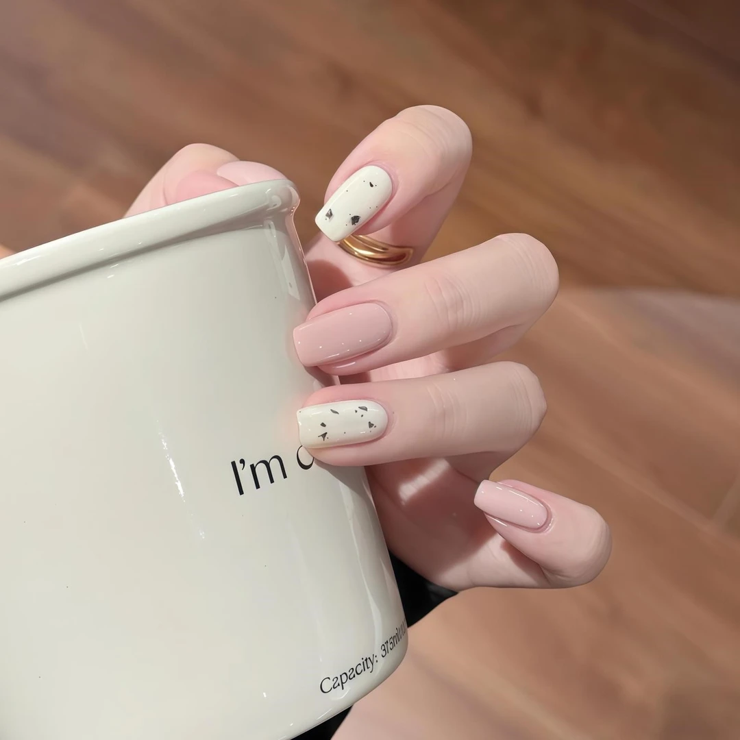 2025春夏新款跳色手工穿戴甲高级显白气质可拆卸显白成品美甲贴片