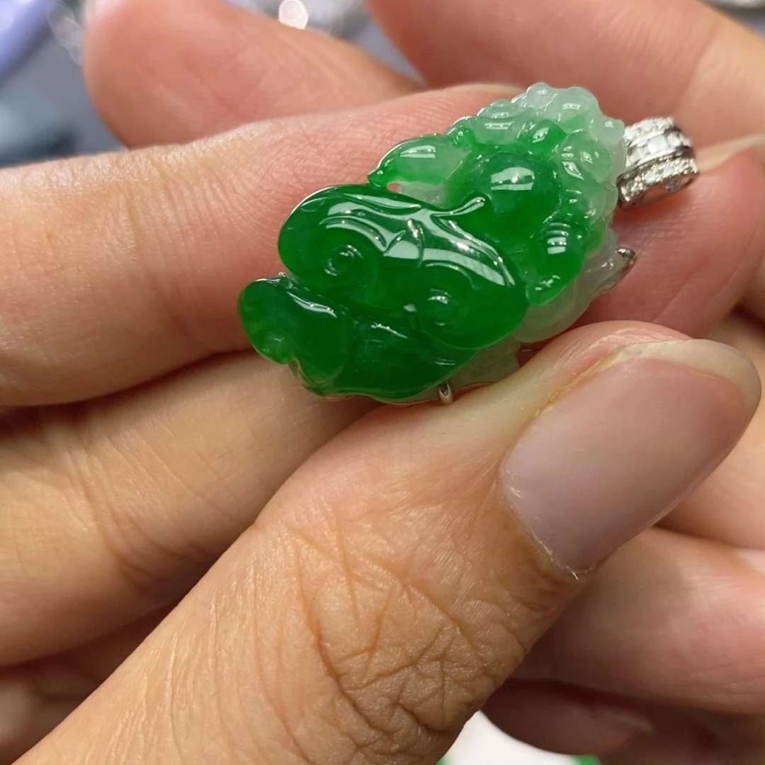 颈饰18K金镶嵌翡翠缅甸