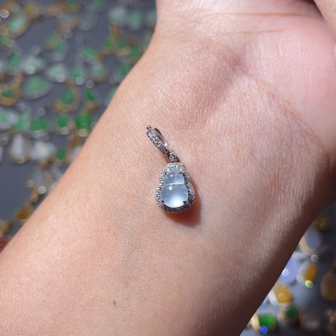 吊坠(不含链)18K金镶嵌翡翠米**?