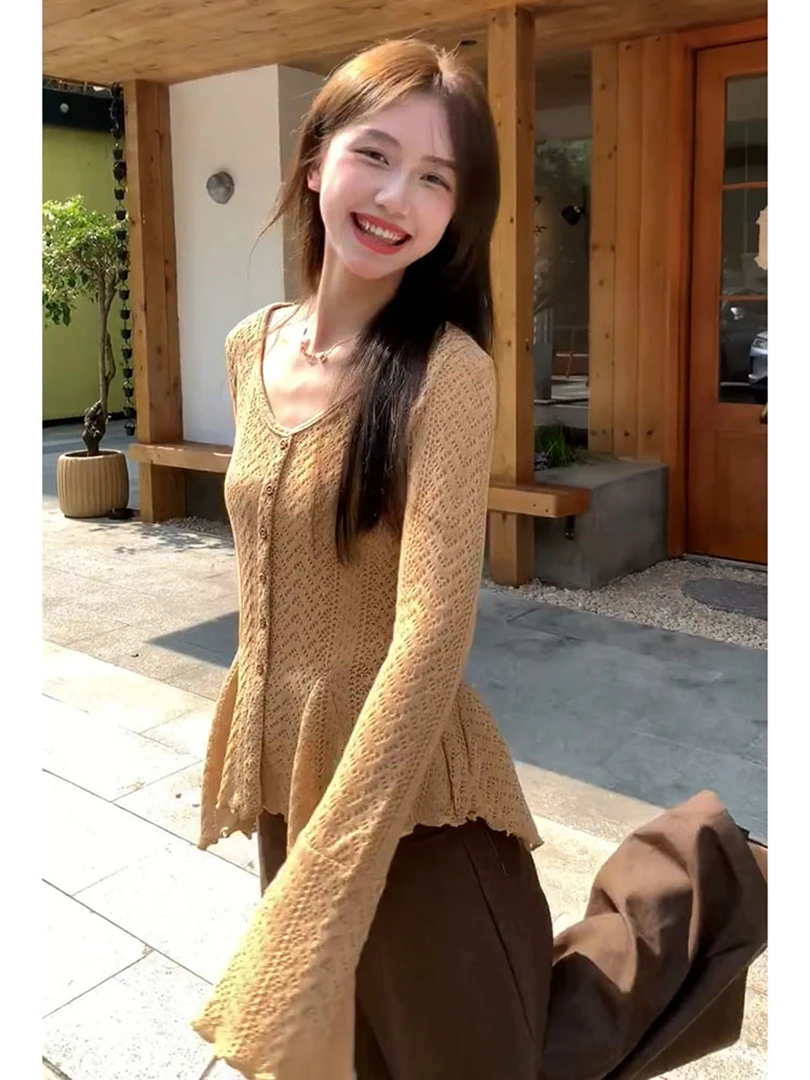 今年流行炸街独特漂亮上衣高级感姜黄色喇叭袖针织衫T恤女装秋季