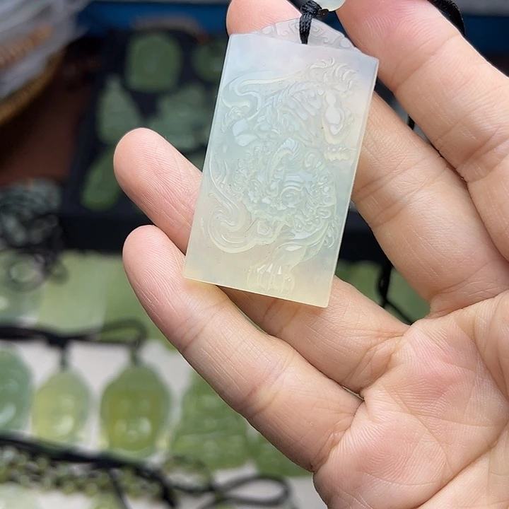 岫玉合金颈饰吊坠
