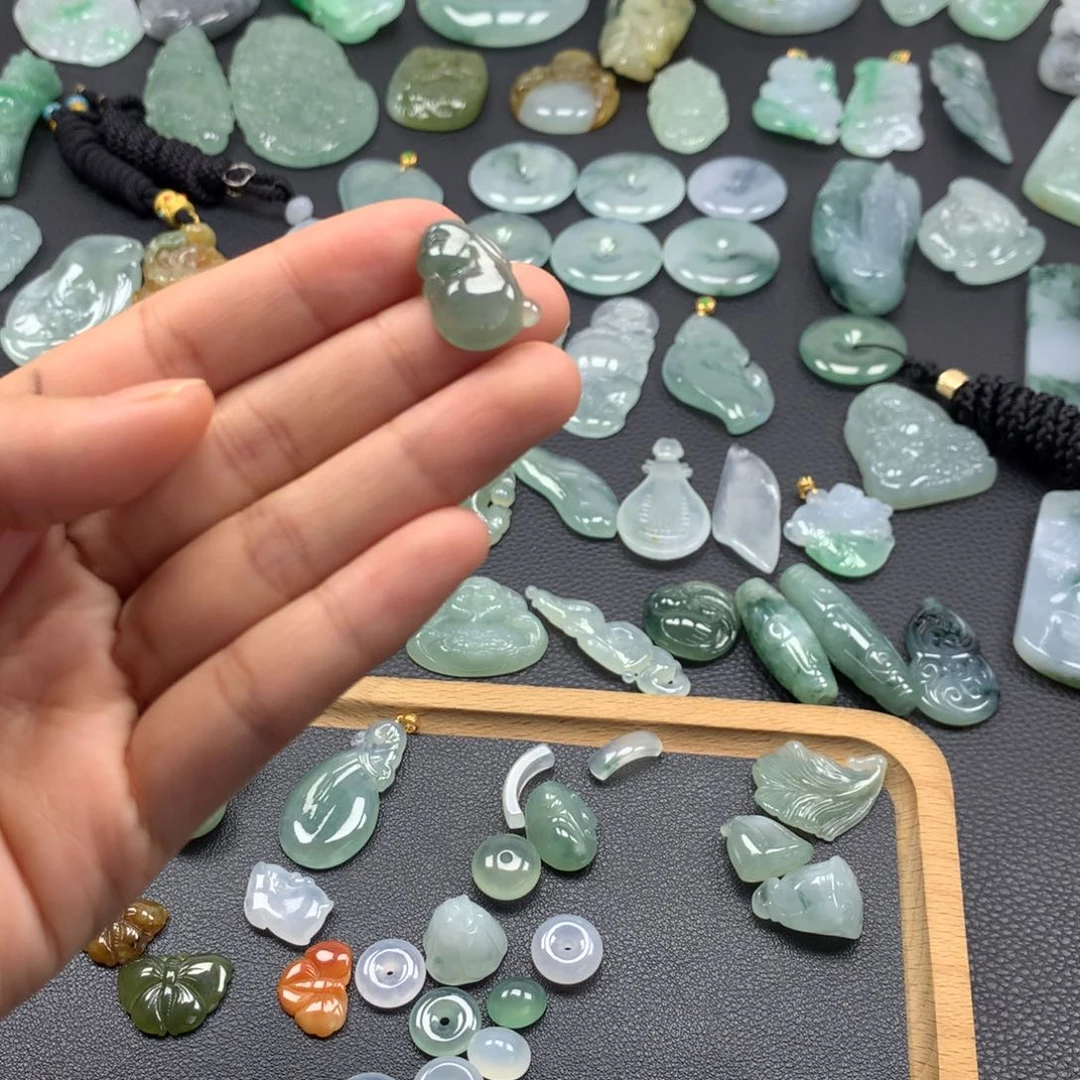 翡翠颈饰未镶嵌兔子