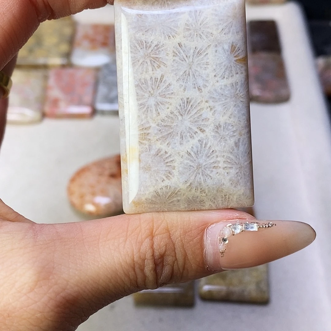 查罗石合金颈饰棉*