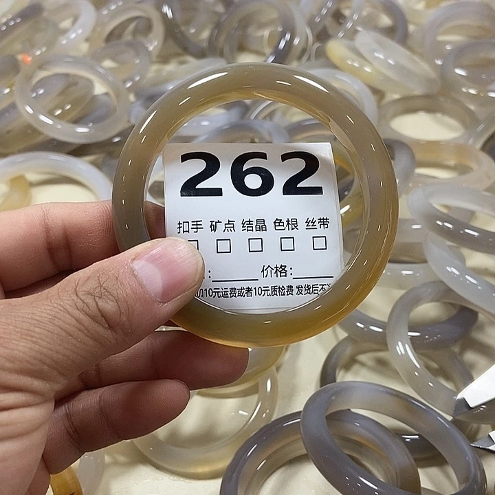 玉***姐玛瑙/玉髓未镶嵌手镯