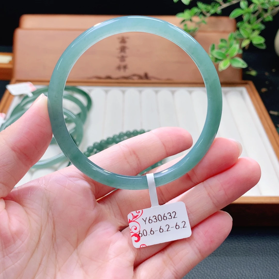 翡翠未镶嵌手镯（圆镯）