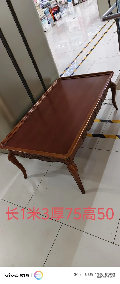 亚振品牌实木茶几，两边各带一个抽T，底部铜包腿，简约雕花！