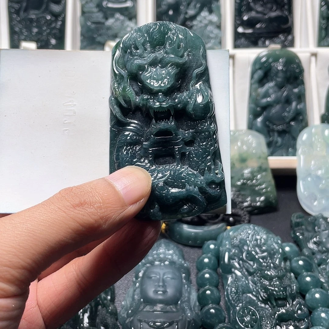 翡翠未镶嵌颈饰龙牌