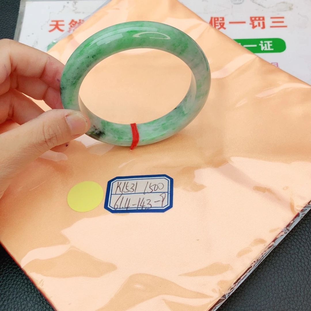 翡翠手镯未镶嵌翡翠