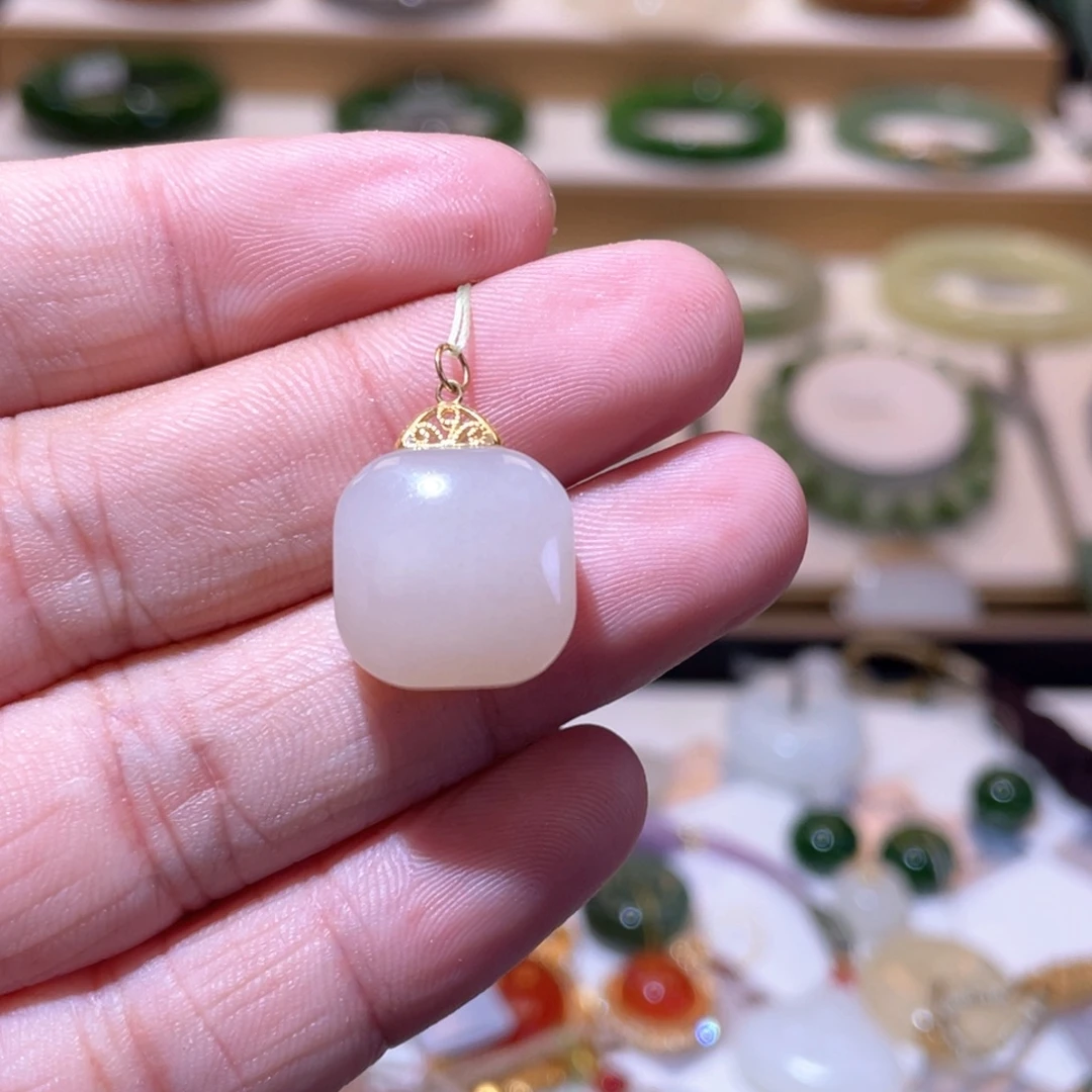 颈饰18K金镶嵌和田玉藕粉吊坠