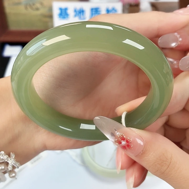 和田玉未镶嵌手镯